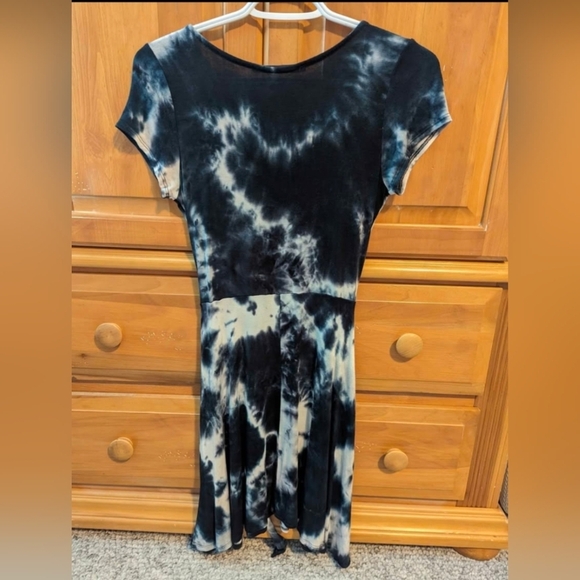 Blue and White Tie-Dye Dress With Matching Fabric Belt - Picture 2 of 3